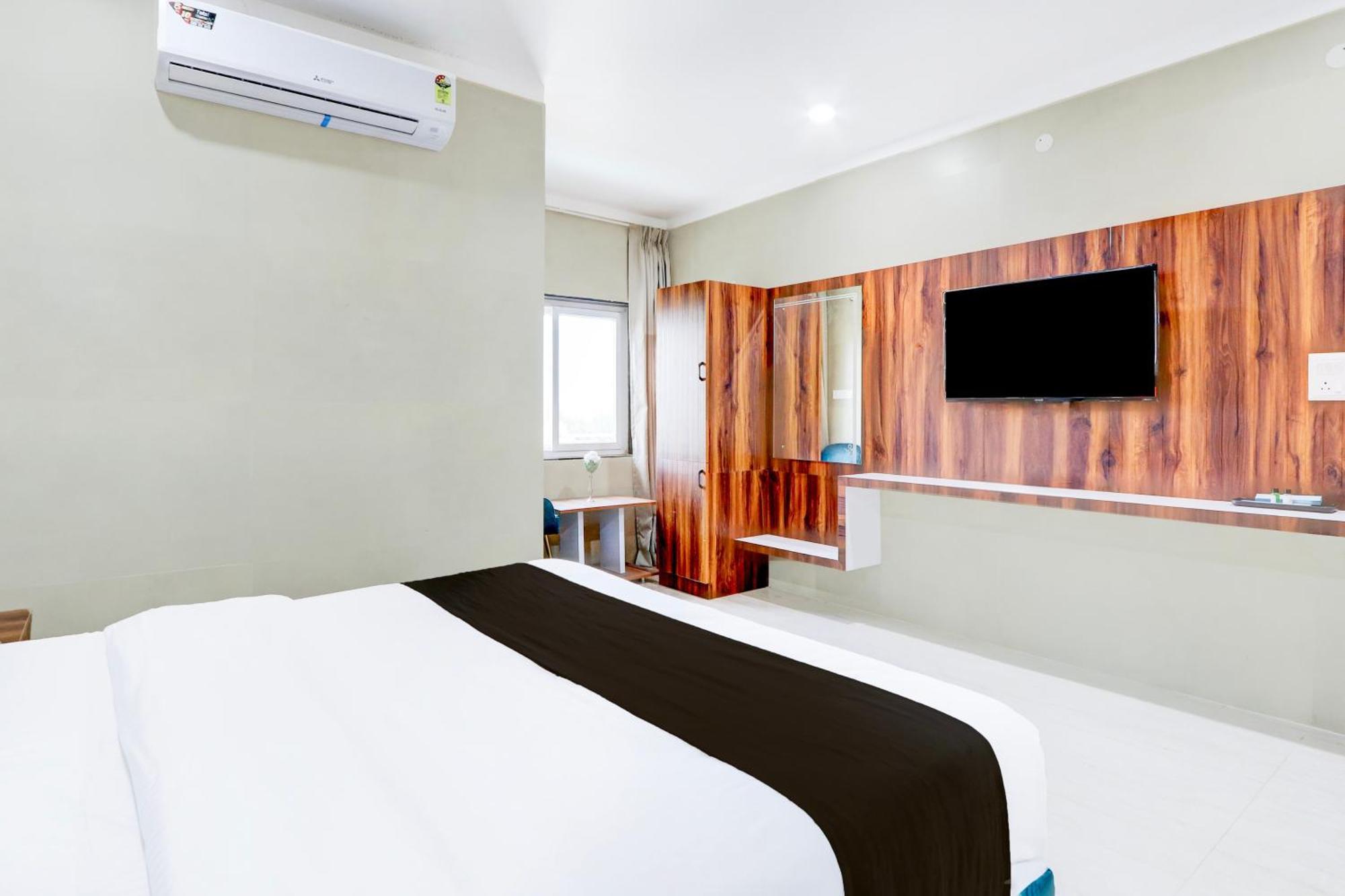 Khammam Hotel O Pr Grand מראה חיצוני תמונה