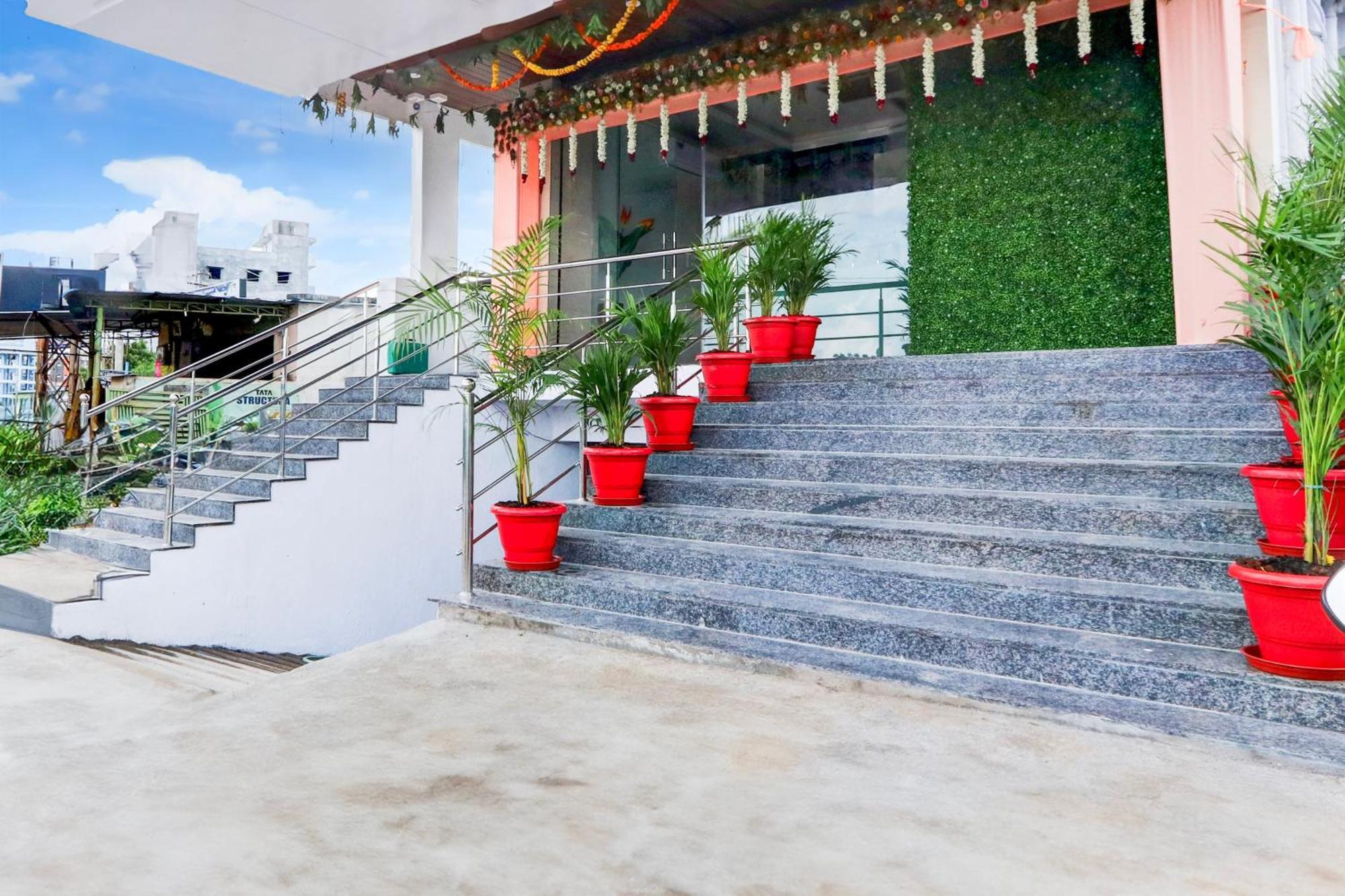 Khammam Hotel O Pr Grand מראה חיצוני תמונה